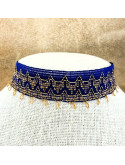 Un collier bleu et or artisanal parfait pour les femmes en quête d'un bijou original, élégant et intemporel.