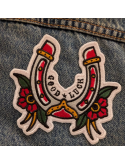Patch Brodé Thermocollant – Fer à Cheval "Good Luck" Style Tatouage Traditionnel