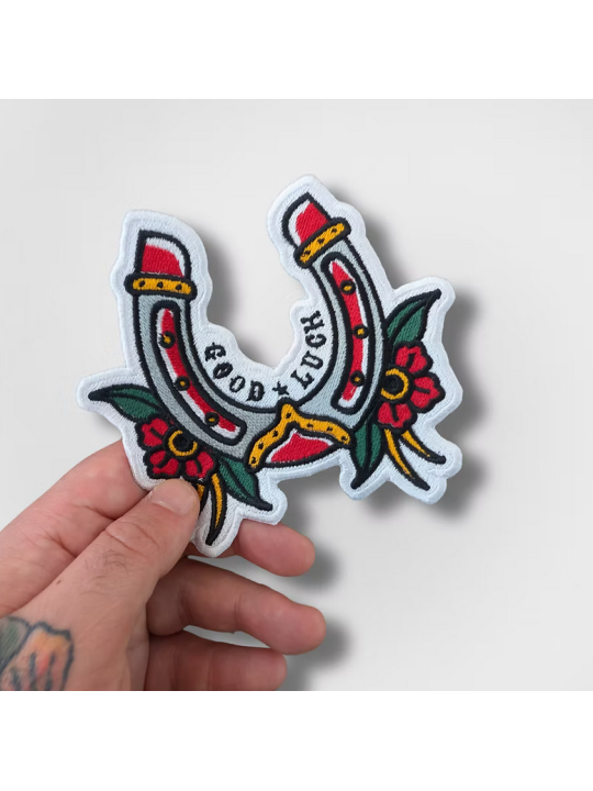 Patch Brodé Thermocollant – Fer à Cheval "Good Luck" Style Tatouage Traditionnel