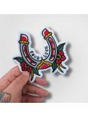 Patch Brodé Thermocollant – Fer à Cheval "Good Luck" Style Tatouage Traditionnel