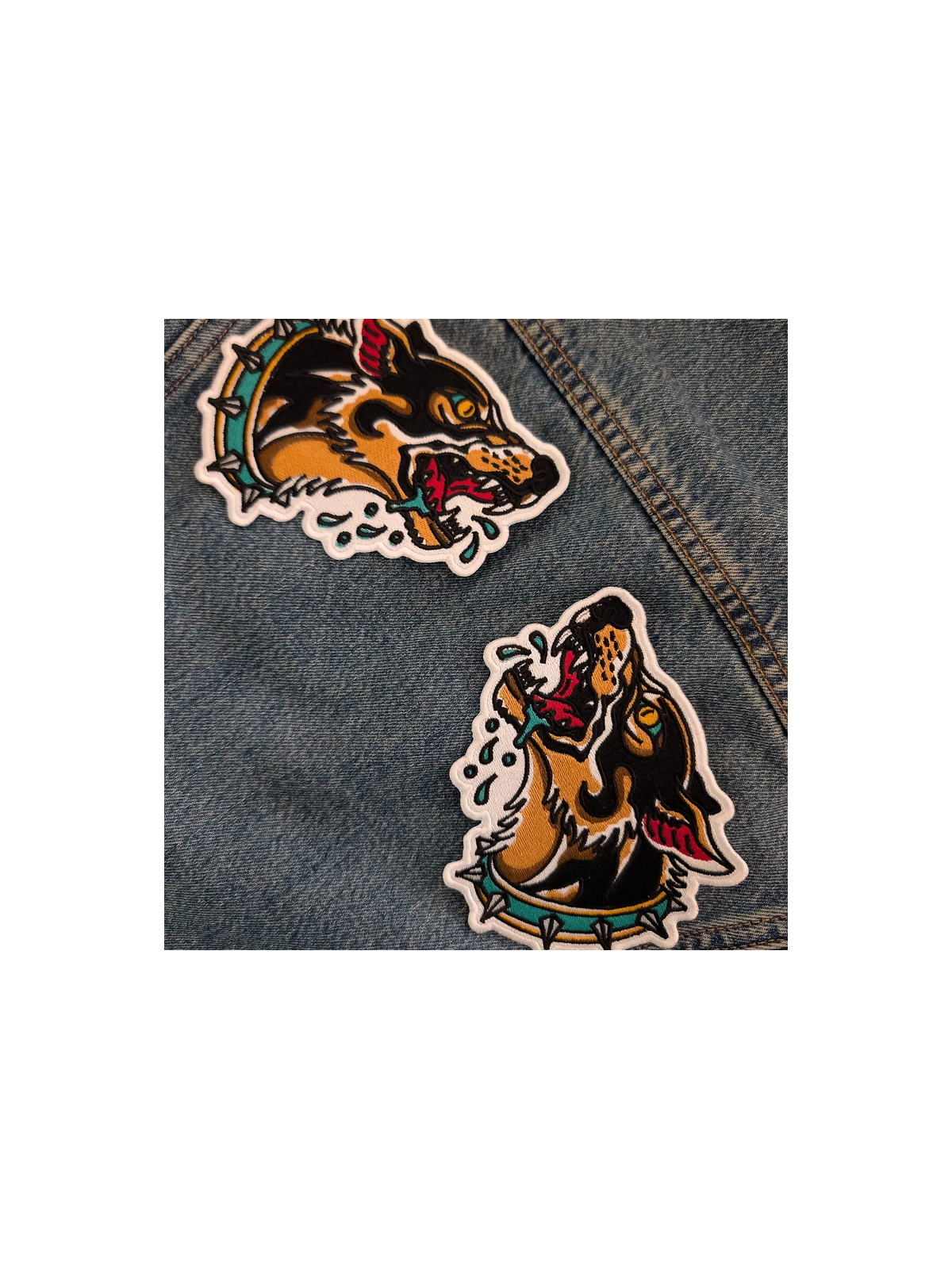 Patch Brodé Thermocollant – Chien Enragé Style Tatouage Traditionnel  13 x 14cm