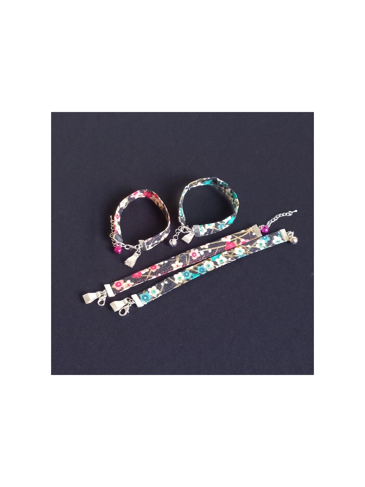 Bracelet en tissus - Fleurs rouges
