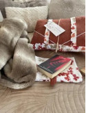 Lot cocooning, coussin de lecture et pochette à livre.