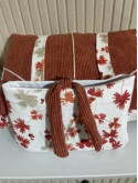 Lot cocooning, coussin de lecture et pochette à livre.