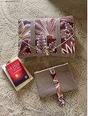 Lot cocooning, coussin de lecture et pochette à livre.