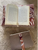 Lot cocooning, coussin de lecture et pochette à livre.