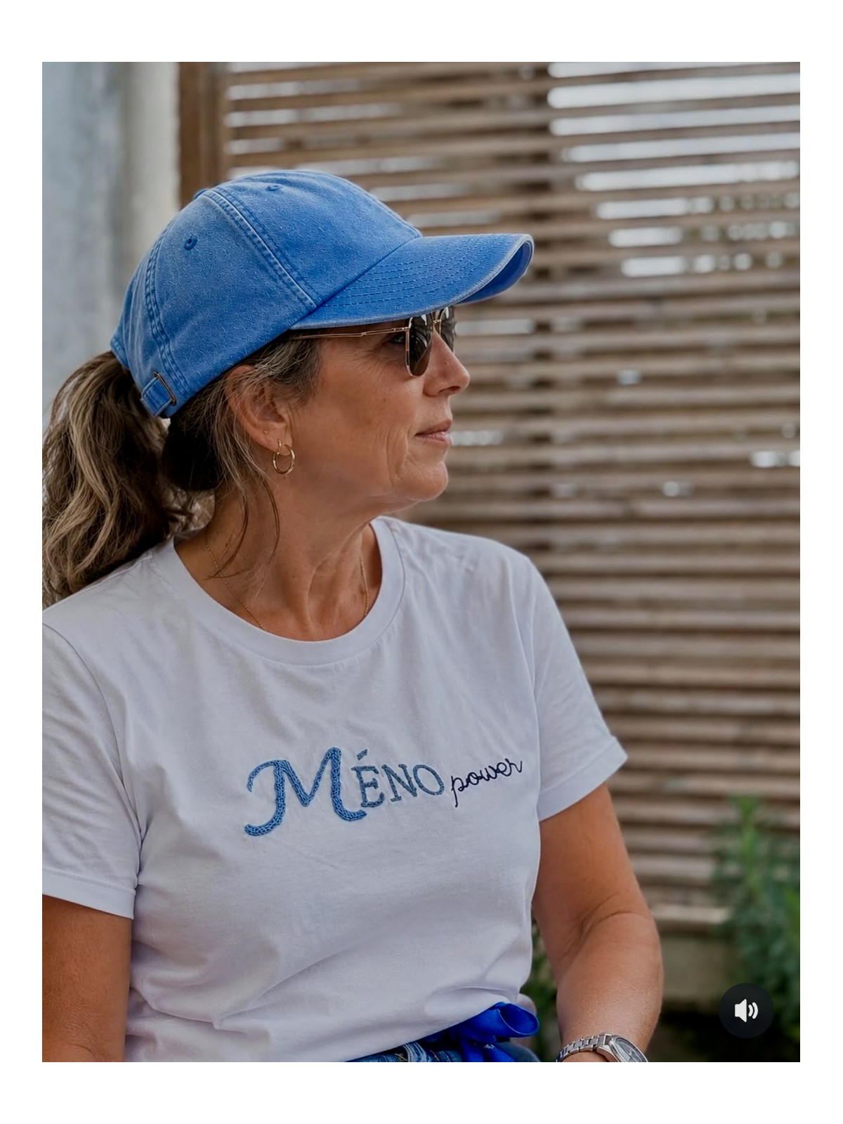 Tee shirt blanc Méno Power brodé à la main 