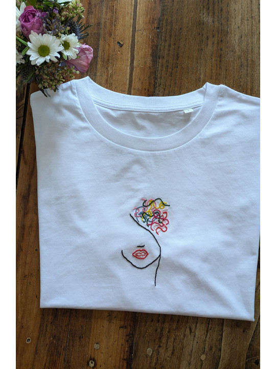 T-shirt visage femme brodé à la main 