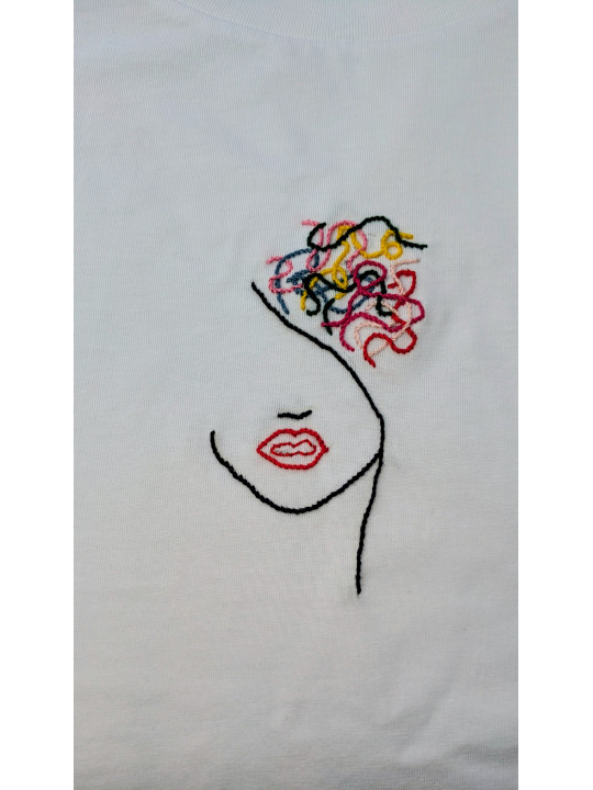 T-shirt visage femme brodé à la main 