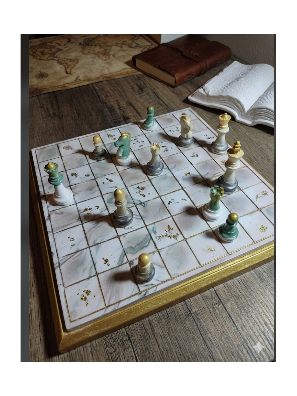 Échiquier en Résine Minérale et Feuille d'Or avec Boîte en Bois KRdeco