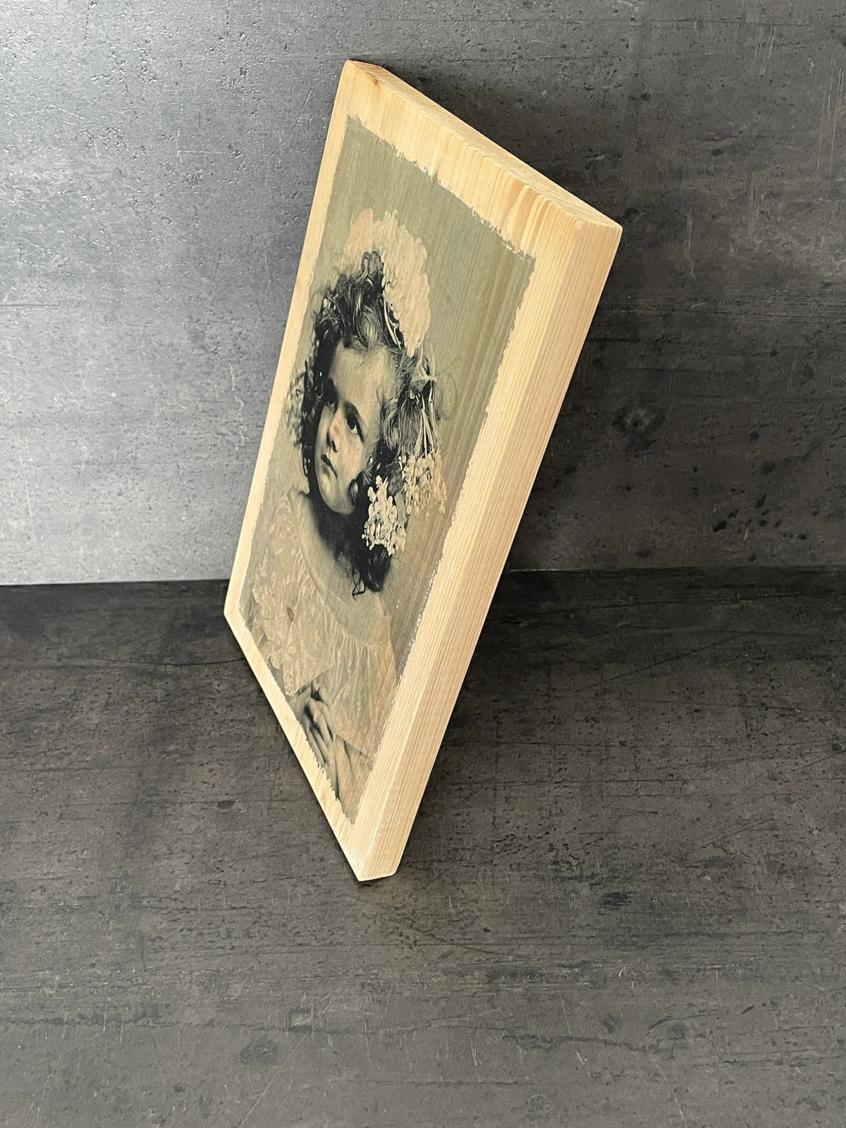 Photo sur bois fillette romantique victorienne 20x30cm