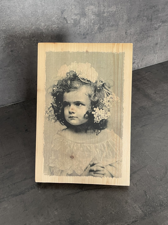 Photo sur bois fillette romantique victorienne 20x30cm
