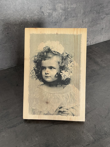 Photo sur bois fillette romantique victorienne 20x30cm