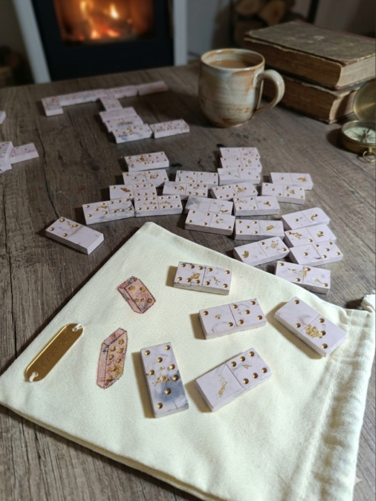 Jeu de dominos artisanal en résine marbrée et feuille d'or | KR-Déco