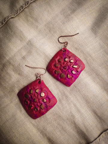 Boucles d’oreilles carrées rose fuchsia et doré en argile polymère