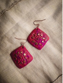 Boucles d’oreilles carrées rose fuchsia et doré en argile polymère