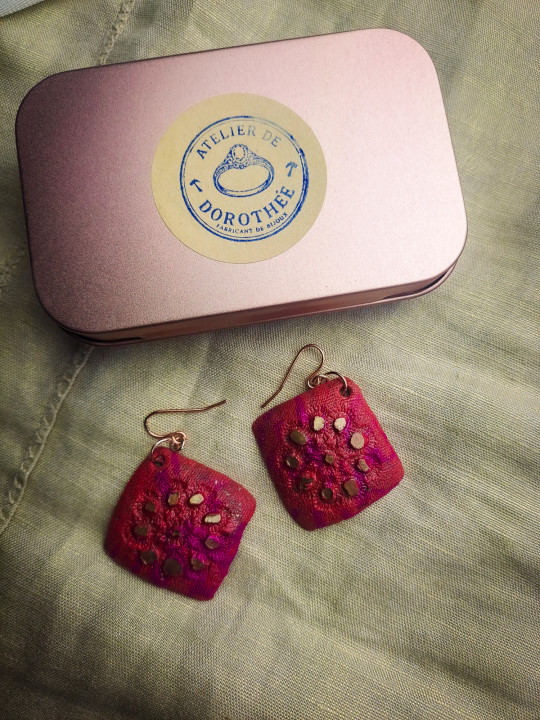 Boucles d’oreilles carrées rose fuchsia et doré en argile polymère