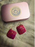 Boucles d’oreilles carrées rose fuchsia et doré en argile polymère