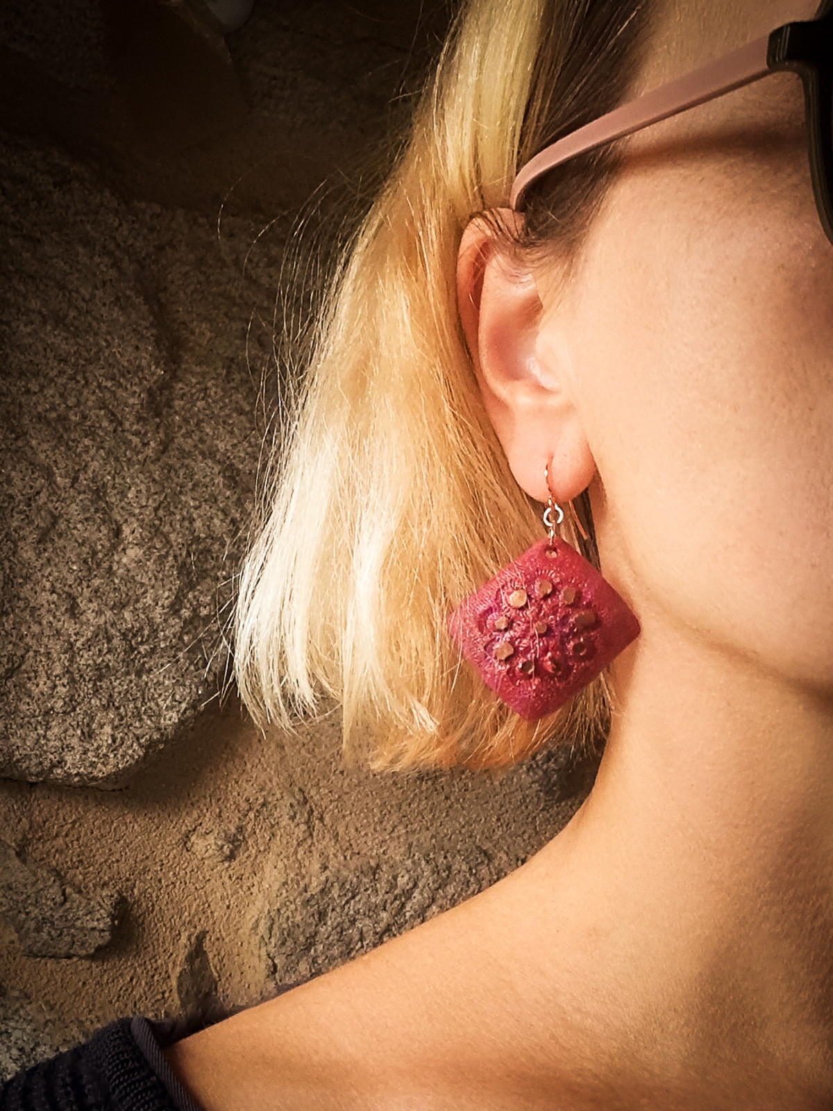 Boucles d’oreilles carrées rose fuchsia et doré en argile polymère