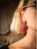 Boucles d’oreilles carrées rose fuchsia et doré en argile polymère