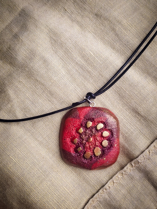 Collier artisanal rouge fuchia en argile polymère et cuir véritable – Pièce unique