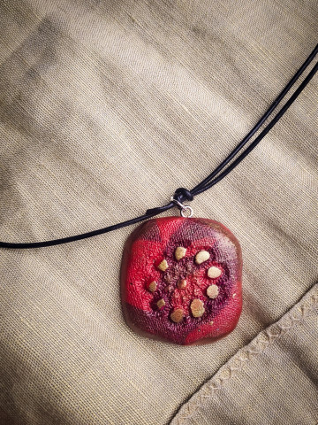 Collier artisanal rouge fuchia en argile polymère et cuir véritable – Pièce unique