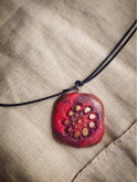 Collier artisanal rouge fuchia en argile polymère et cuir véritable – Pièce unique
