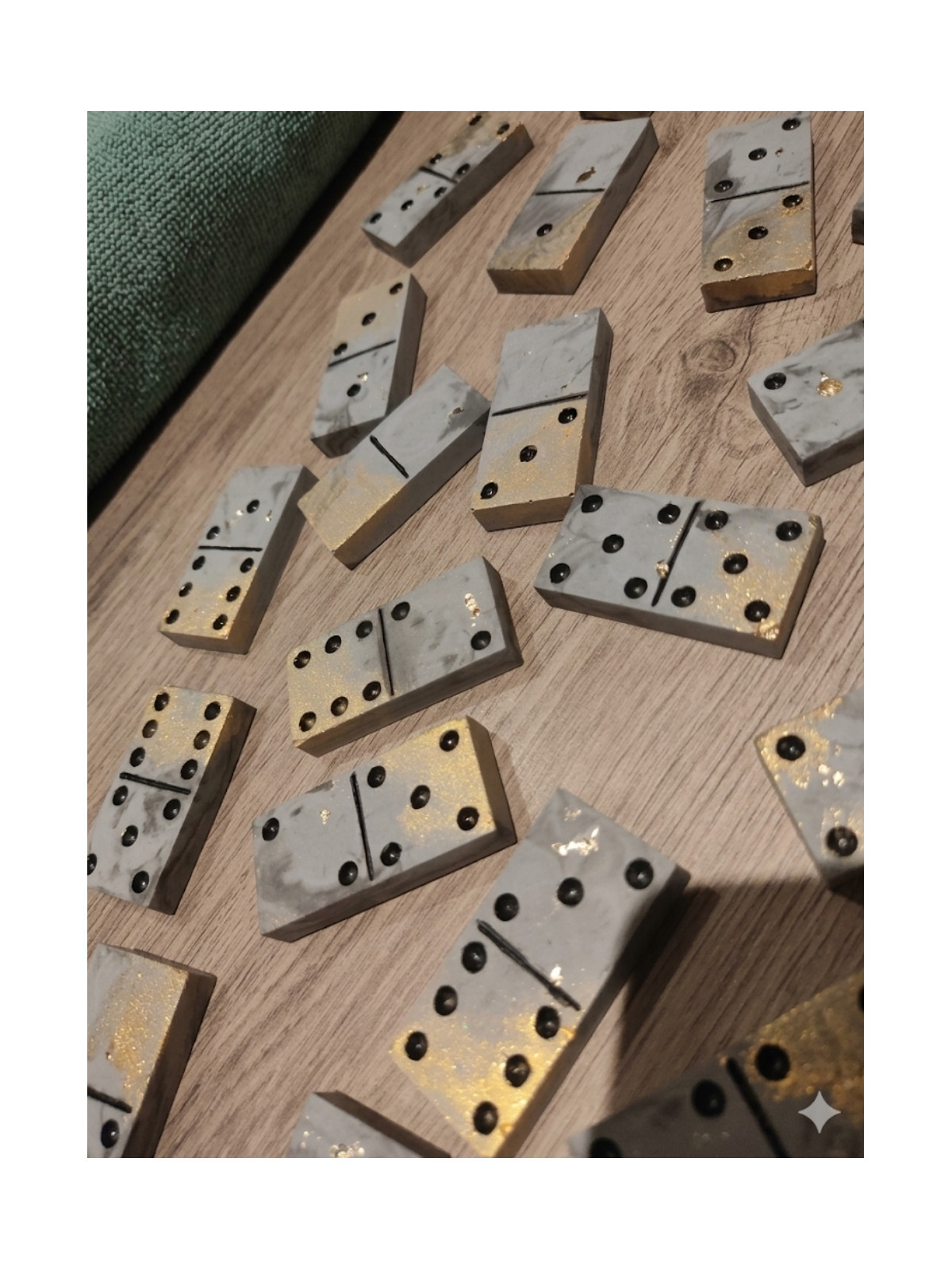 Jeu de dominos artisanal en résine marbrée et feuille d'or | KR-Déco