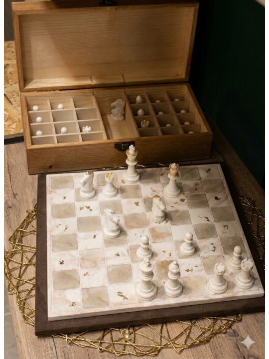 Échiquier en Résine Minérale et Feuille d'Or avec Boîte en Bois KRdeco