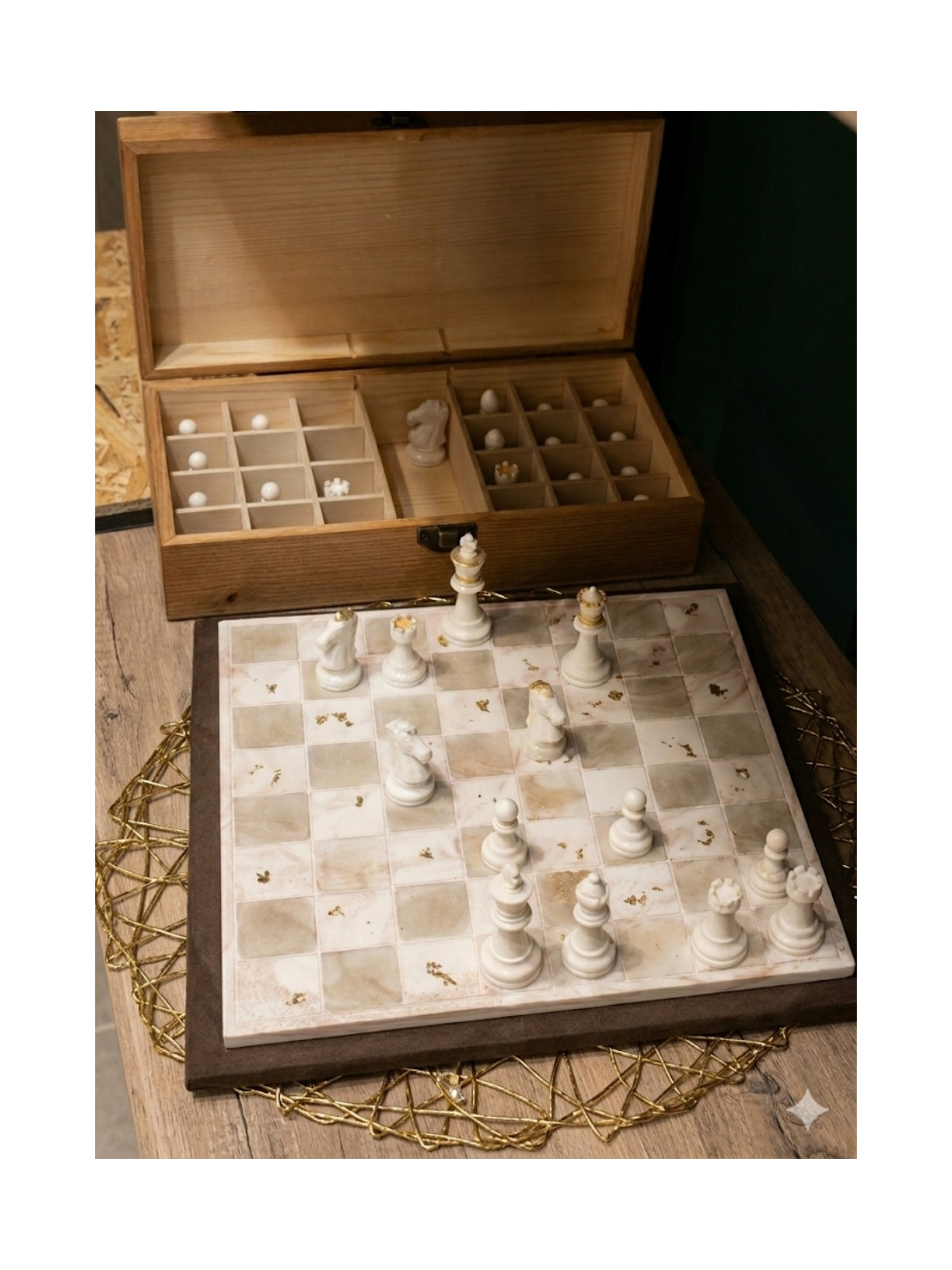 Échiquier en Résine Minérale et Feuille d'Or avec Boîte en Bois KRdeco