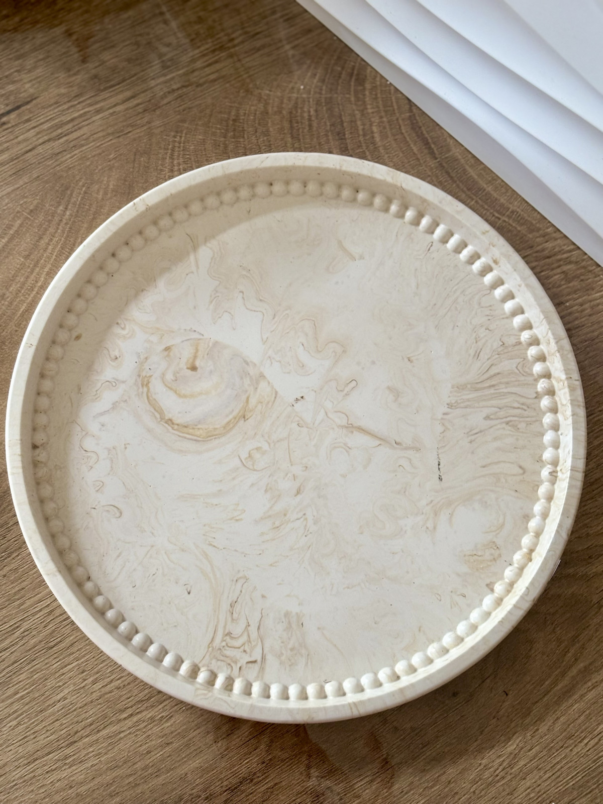 Grand plateau rond marbré beige 