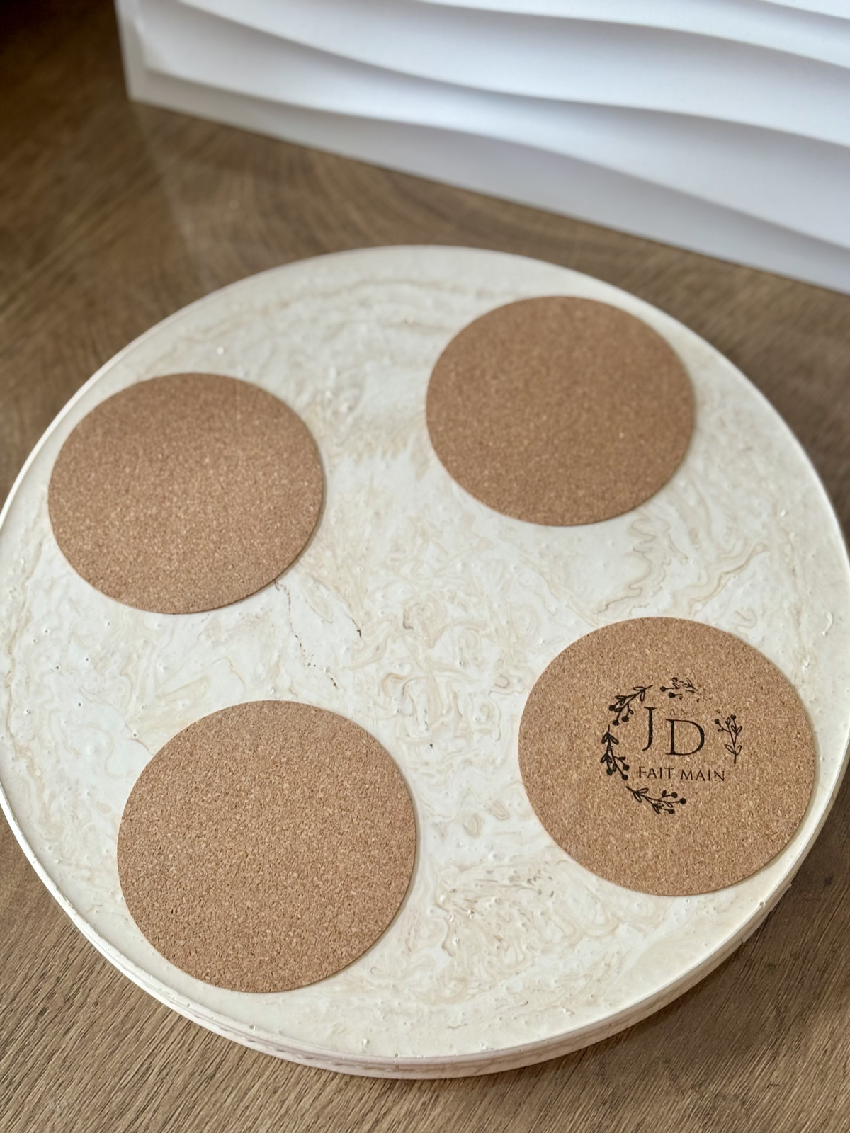 Grand plateau rond marbré beige 