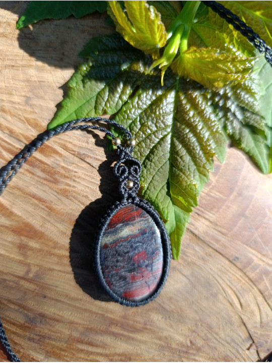 collier micromacramé pierre oeil de fer