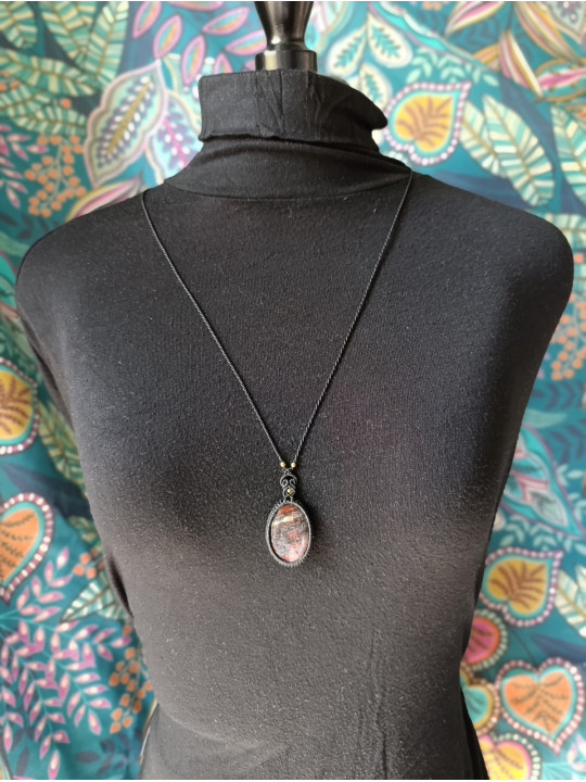 collier micromacramé pierre oeil de fer
