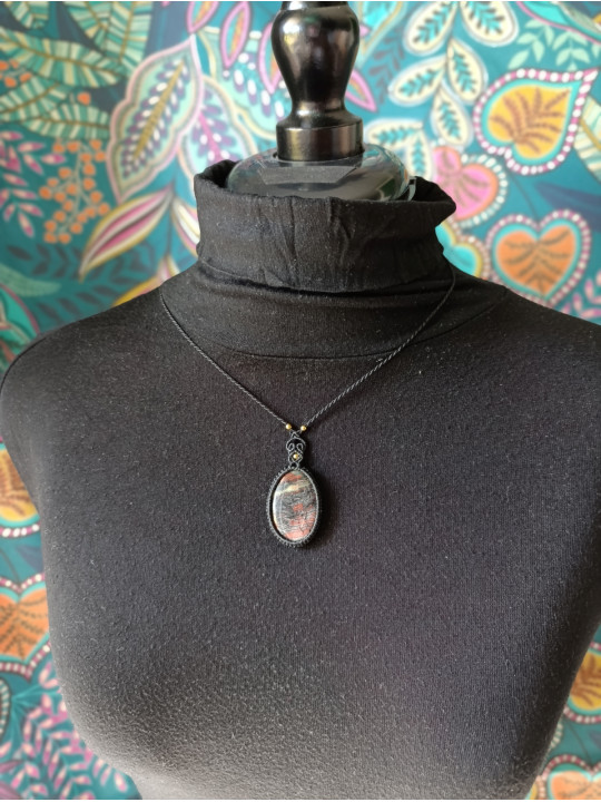 collier micromacramé pierre oeil de fer