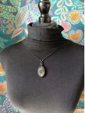 collier micromacramé pierre oeil de fer