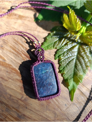 collier micromacramé pierre rubis kyanite