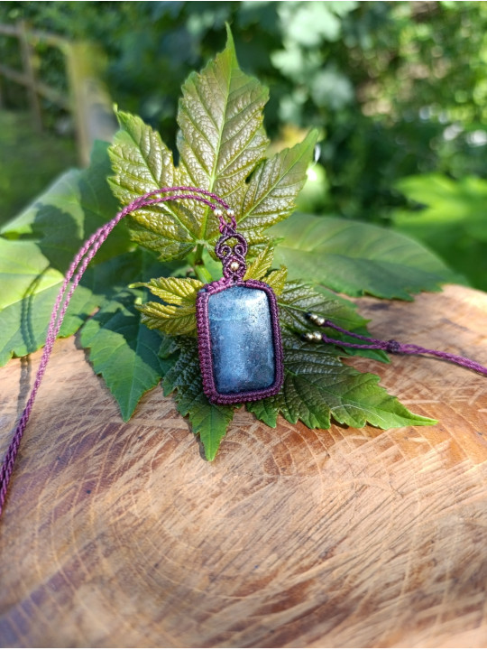 collier micromacramé pierre rubis kyanite