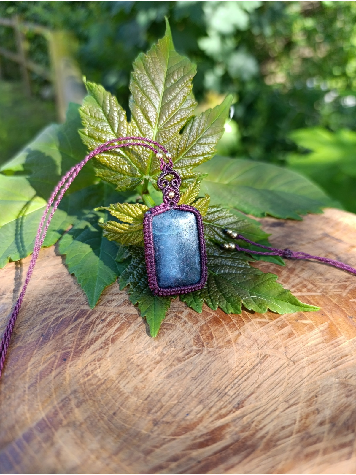 collier micromacramé pierre rubis kyanite