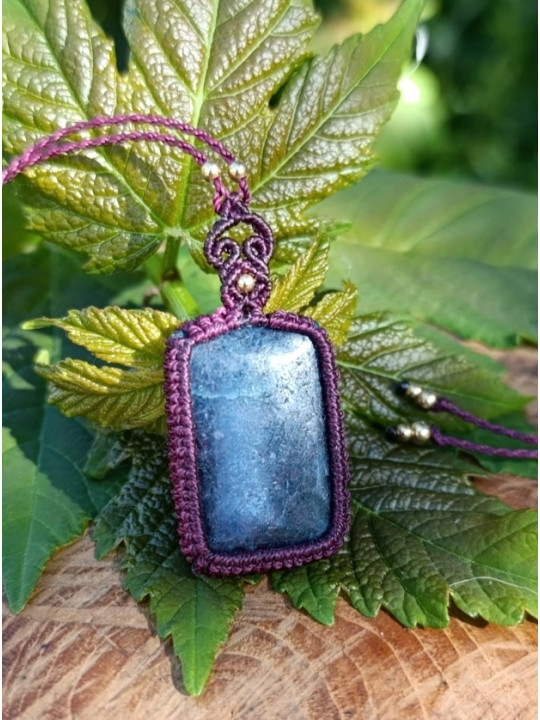 collier micromacramé pierre rubis kyanite