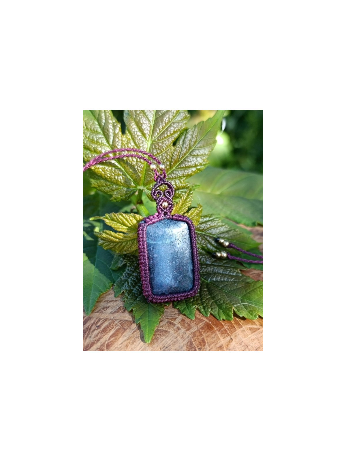 collier micromacramé pierre rubis kyanite