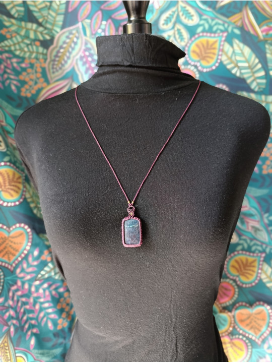 collier micromacramé pierre rubis kyanite
