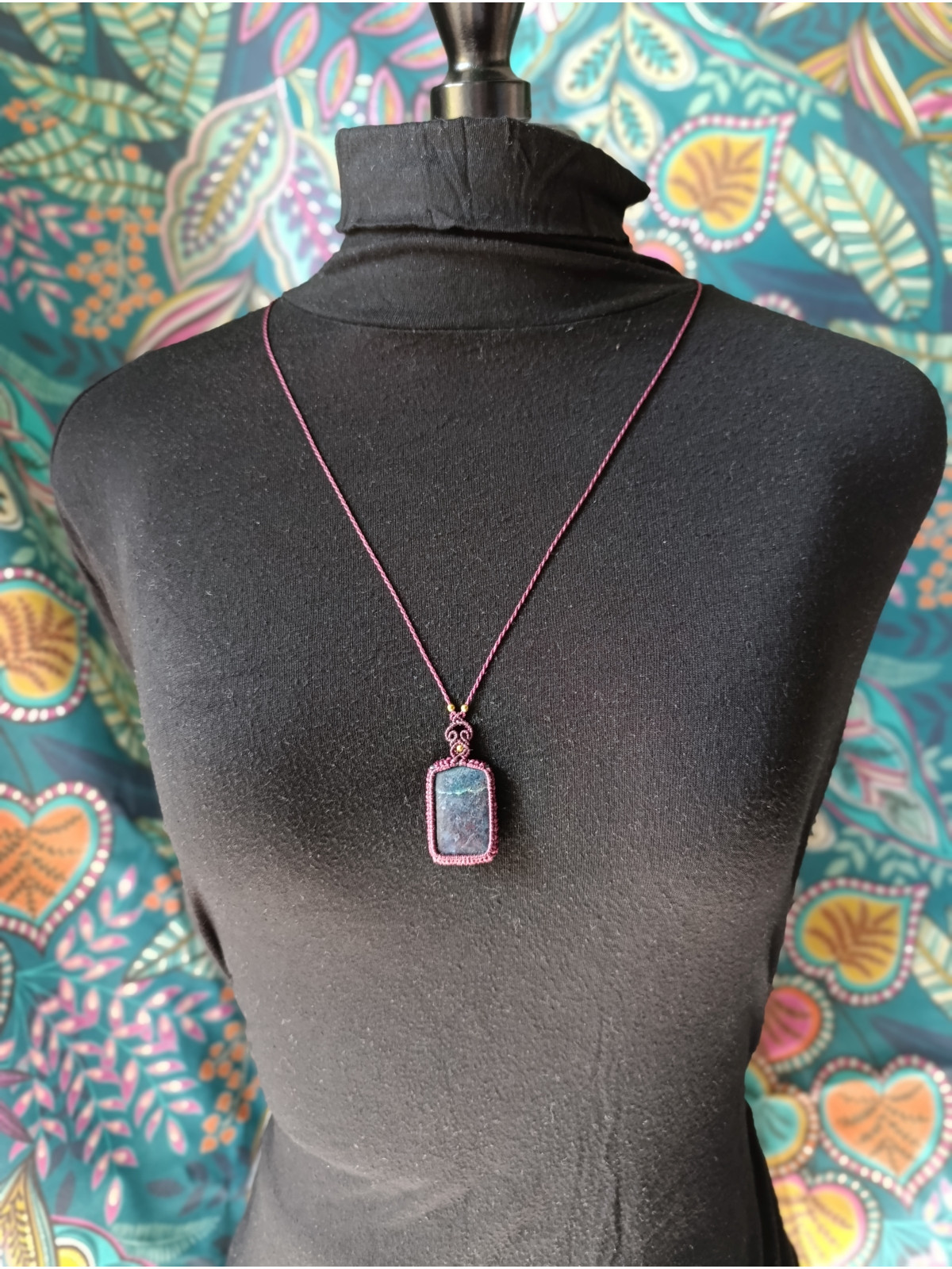 collier micromacramé pierre rubis kyanite