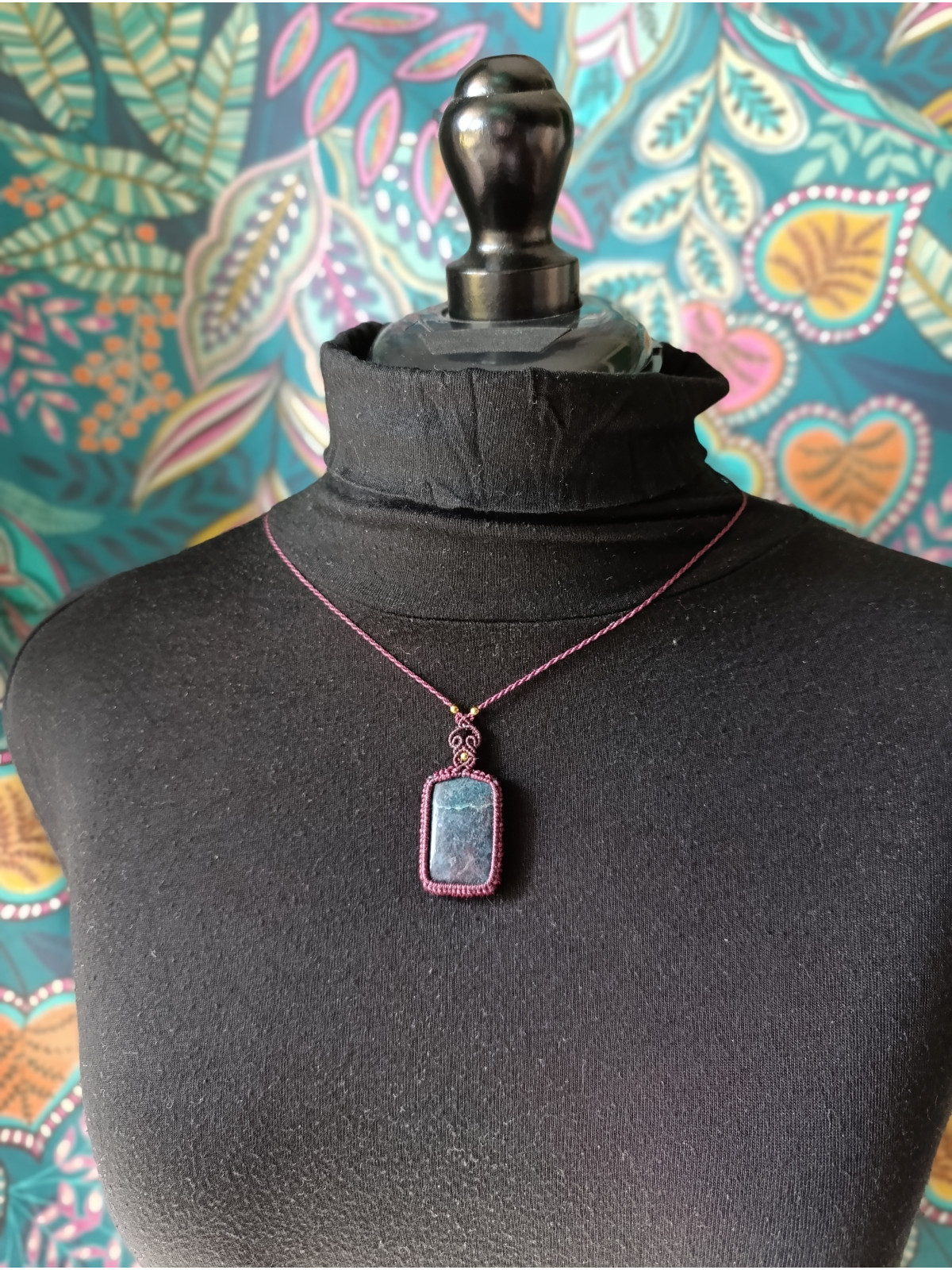 collier micromacramé pierre rubis kyanite