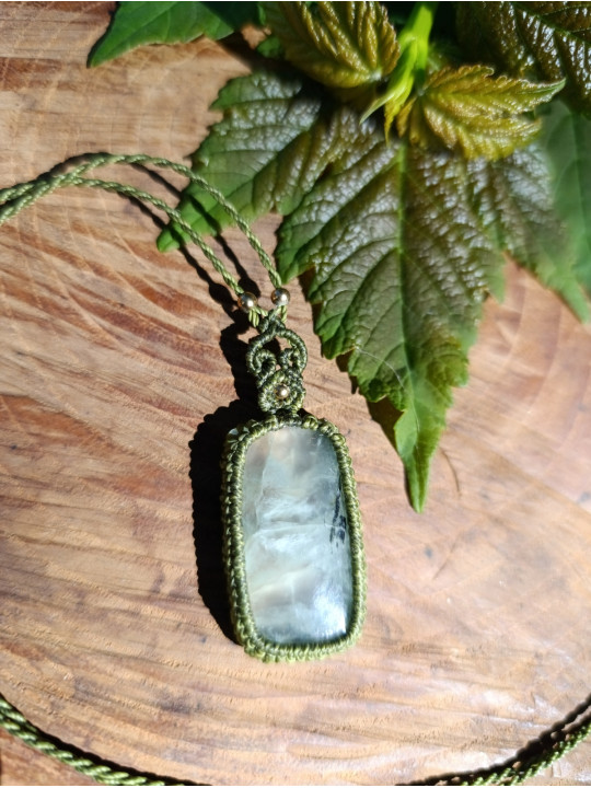 collier micromacramé pierre préhnite rutile