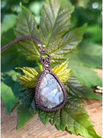 collier micromacramé pierre agate fossile