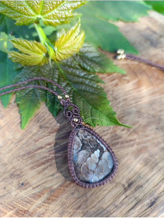 collier micromacramé pierre agate fossile