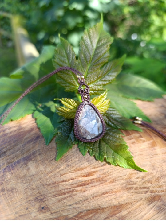 collier micromacramé pierre agate fossile