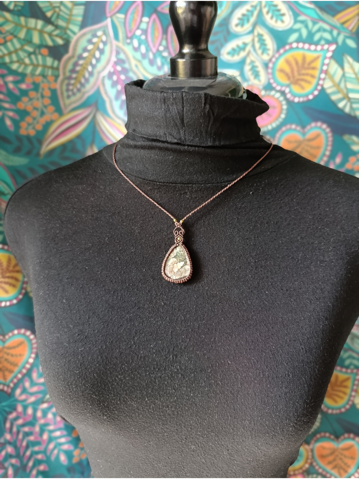 collier micromacramé pierre agate fossile