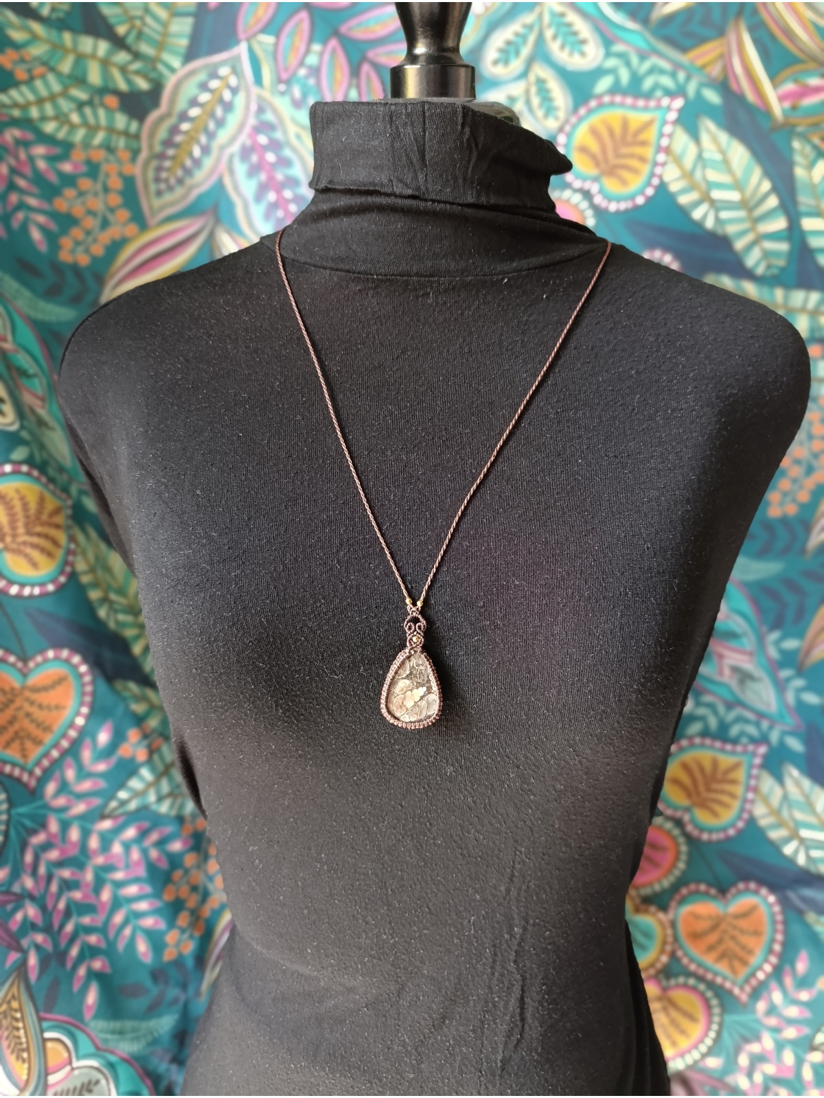 collier micromacramé pierre agate fossile